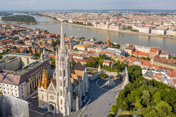 Obraz premium Matthias Church with Fisherman Bastion at Budapest from drone view