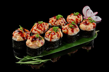 Makizushi with raw salmon tartare and unagi sauce