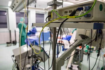 Operationssaal in einem Krankenhaus mit angeschlossenen Geräten - obrazy, fototapety, plakaty