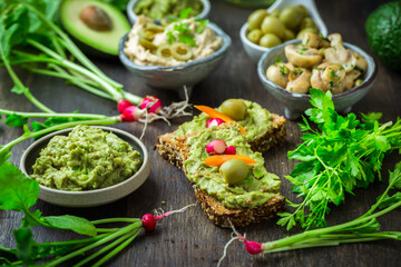 Wholemeal bread with avocado spread and vegetables