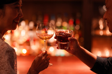 バーでお酒を飲む夫婦