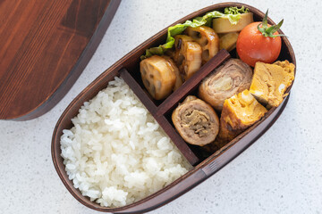 野菜の肉巻き弁当（タケノコメンマ、レンコンエスニック風、玉子焼き、ミニトマト）（曲げわっぱ、白背景）
