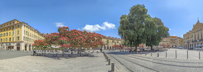 Panorama sur la place Garibaldi à Nice sur la Côte d'Azur avec les immeubles eux couleurs chaudes...