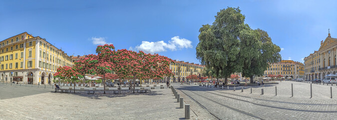 Panorama sur la place Garibaldi à Nice sur la Côte d'Azur avec les immeubles eux couleurs chaudes et voutes et ses arbres fleuris © Bernard