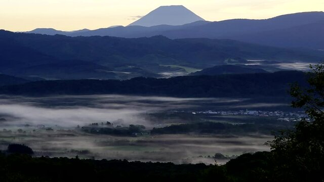 羊蹄山を望む農村の朝の雲海感動の夏時間　北海道黒松内町