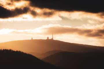 Berg Brocken im Harz im Sonnenuntergang