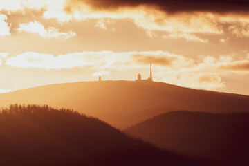 Berg Brocken im Harz im Sonnenuntergang