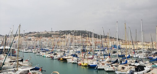 vue sur le port de séte dans l'Hérault et le mont saint clair 