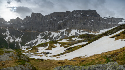 Fototapeta na wymiar panorama with Fridolinshütte SAC in front of an impressive rockface