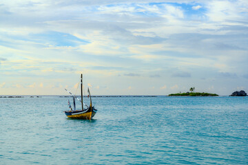 Obraz premium Traditional Wooden boat with mast near Maldives Island