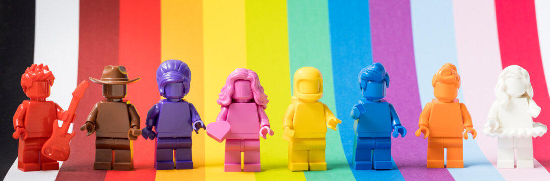 Lippstadt - Deutschland 22. Juni 2021 Lego Minifiguren in bunten Farben