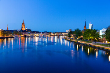 Obraz premium Frankfurt panoramic view across River Main bridge to skyscrapers in Germany.