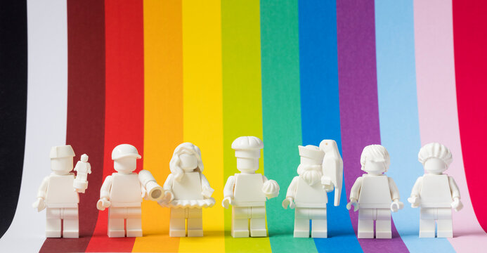 Lippstadt - Deutschland 22. Juni 2021 Lego Minifiguren vor Regenbogen Farben