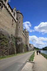 Fototapeta na wymiar Josselin, Francia. Bonita localidad francesa con su castillo medieval.