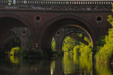 Stary most kolejowy na rzece - obrazy, fototapety, plakaty