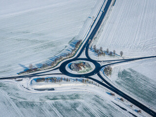 vue a&eacute;rienne d'un rond-point sous la neige &agrave; Ormoy en Eure-et-Loir en France