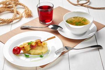 Set lunch of chicken broth, mashed potatoes with chicken skewer, berry juice