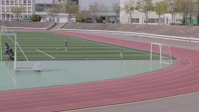 아빠와 아들이 공을 가지고 노는모습