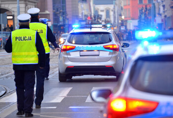 Policjanci ruchu drogowego w mieście na patrolu. 
 - obrazy, fototapety, plakaty