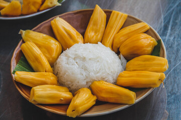 Thai desserts made from jackfruit and sticky rice.