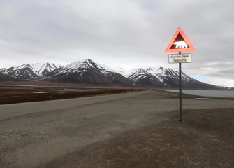 Foto auf Acrylglas Verkeersbord, Roadsign  Longyearbyen, Spitsbergen © AGAMI