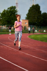 Obraz premium Woman running on track