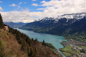 Fototapeta na wymiar Zauberhafte Schweizer Bergwelt; Blick vom Harder über den Brienzersee 