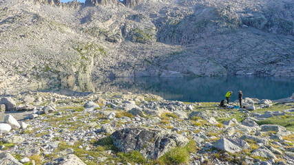 Ascensión al pico de Aneto por corona pasando por los ibones y dirección al paso de corona y al glaciar. Montañas de los pirineos