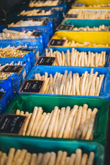 Verschiedene Spargel Sorten in Kisten im Bioladen, Deutscher weißer Stangenspargel