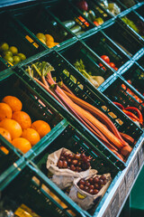 Obst und Gemüse Auswahl im Bioladen in Kisten, Rhabarber, Orange, Zitrone, Fenchel, Tomate
