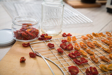 Getrocknete Cherrytomaten gelb und rot auf Dörrautomat Edelstahl Gitter und in Schraubglas für...