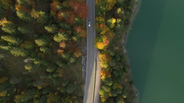 Landstra&szlig;e &uuml;berflug im goldenen Herbst von oben