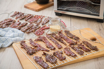 Asia Marinierte Rindfleisch Streifen roh für hausgemachtes Beef Jerky Trockenfleisch mit Sesam und...