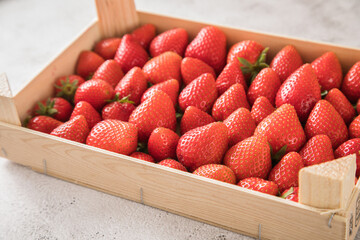 Frische Erdbeeren in Holz Kiste für Lager auf Marmor Hintergrund hell