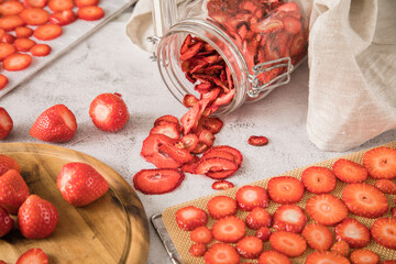 Frische und getrocknete Erdbeeren aus dem Dörrautomat für Haltbarkeit, Vorrat und Speisekammer...
