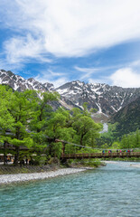Fototapeta premium 上高地 晴天の穂高連峰と河童橋（縦）