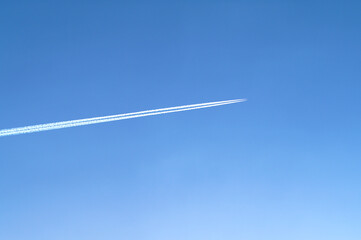 一本の飛行機雲 快晴　横