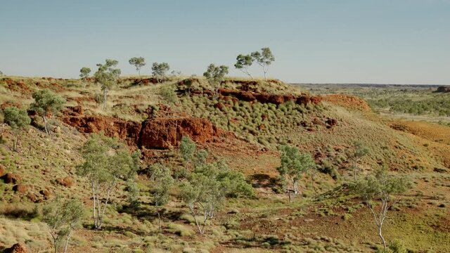 morning panning shot of ngumban cliff lookout in the pilbara region of western australia