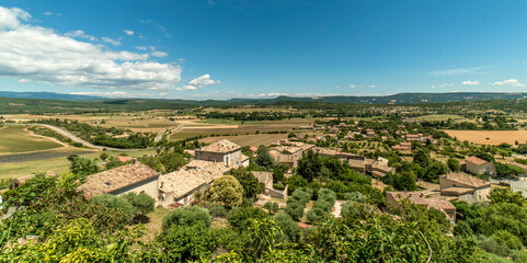 Fototapeta na wymiar Vue panoramique du village de Simiane-la-Rotonde, Alpes-de-Haute-Provence, France