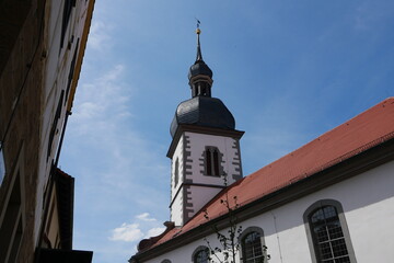 Fototapeta na wymiar Kirchturm in Prichsenstadt mit Barockhaube