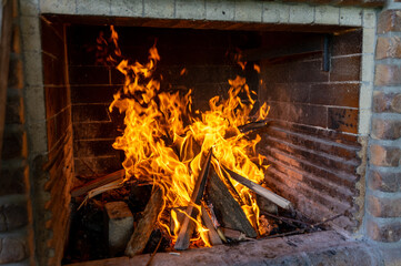 Obraz premium Bonfire in the oven. Brick oven for barbecue. Oven for cooking food on fire. Flame.