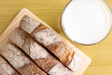 フランスパンと牛乳。朝食のイメージ