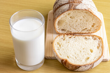 フランスパンと牛乳。朝食のイメージ