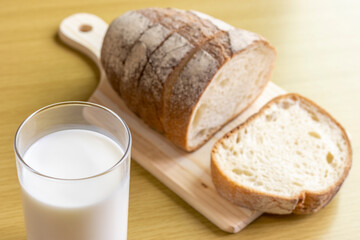 フランスパンと牛乳。朝食のイメージ