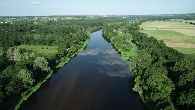 Prise de vue de la Vienne r&eacute;alis&eacute; proche de Chinon en Indre et Loire 