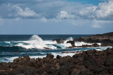 Kanaren, Lanzarote,. Küstenlinie mit typischen schwarzem erkaltetem Lavafelsen und kräftiger Brandung.