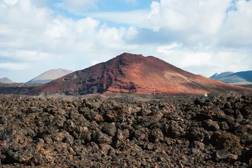 Foto op Canvas Spanien, Kanaren, Lanzarote. Blick über eine vulkanisch geprägte Landschaft. Typische karge rotgefärbte Landschaft © lucky  photographer