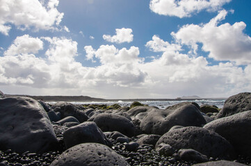 Kanaren, Lanzarote,. Küstenlinie mit typischen schwarzem erkaltetem Lavafelsen die im Laufe der Zeit rund geschliffen wurden
