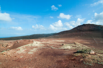 Spanien, Kanaren, Lanzarote. Blick über eine vulkanisch geprägte Landschaft. Typische karge...