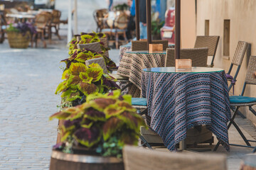 Obraz premium empty tables of cafe outdoors